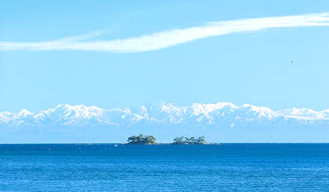 富山湾越しの立山連峰