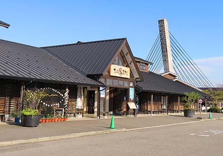 道の駅「ひみ番屋街」(氷見漁港場外市場)